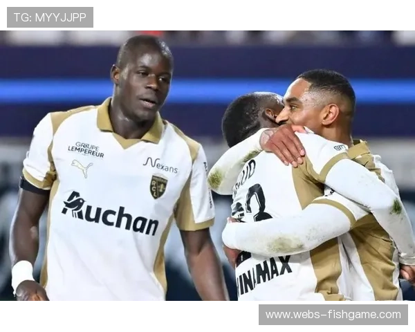 朗斯客场5-0大胜巴黎FC重返榜首，赛义德福法纳双双双响