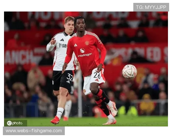 曼联年轻后卫海文与约罗迪拜假期加练，为跻身红魔首发全力冲刺