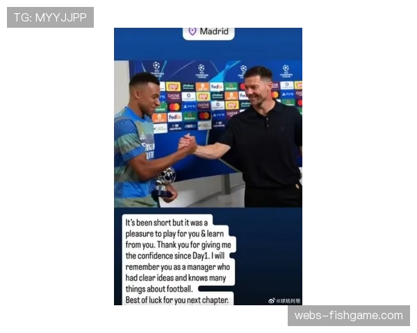 现场：小球迷冲入场内拥抱偶像被保安带离，姆巴佩微笑示意