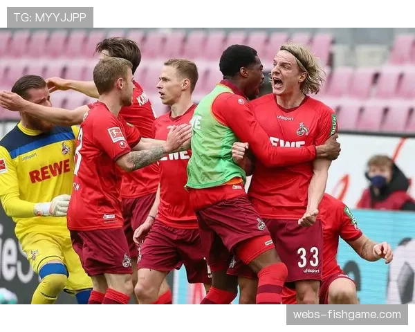 特写:终场哨响,提前降级的达姆施塔特球员泪洒主场