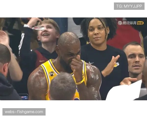 特写：詹姆斯突破40000分大关瞬间，主场观众起立致敬，对手主动上前拥抱